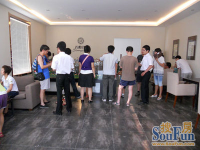 香格里樓盤銷售火爆，售樓部咨詢客戶絡繹不絕